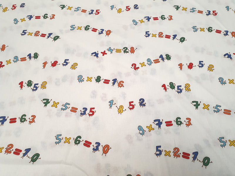 Baumwollstoff (Webware) in weiß mit Zahlen und Rechenaufgaben - Modemeter Stoffmarkt Trier   modemeter.de