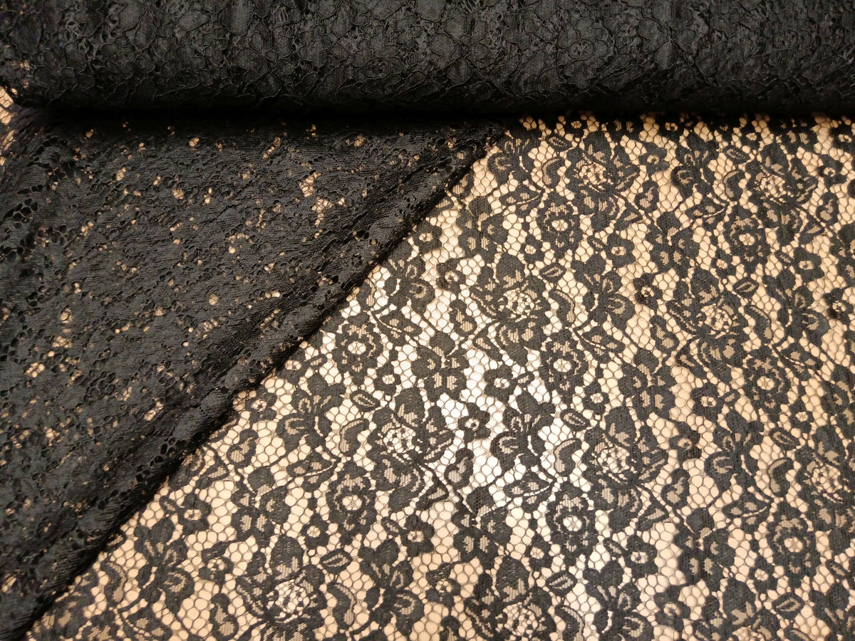 Elegante Spitze in schwarz mit Bogenkante aus Polyester