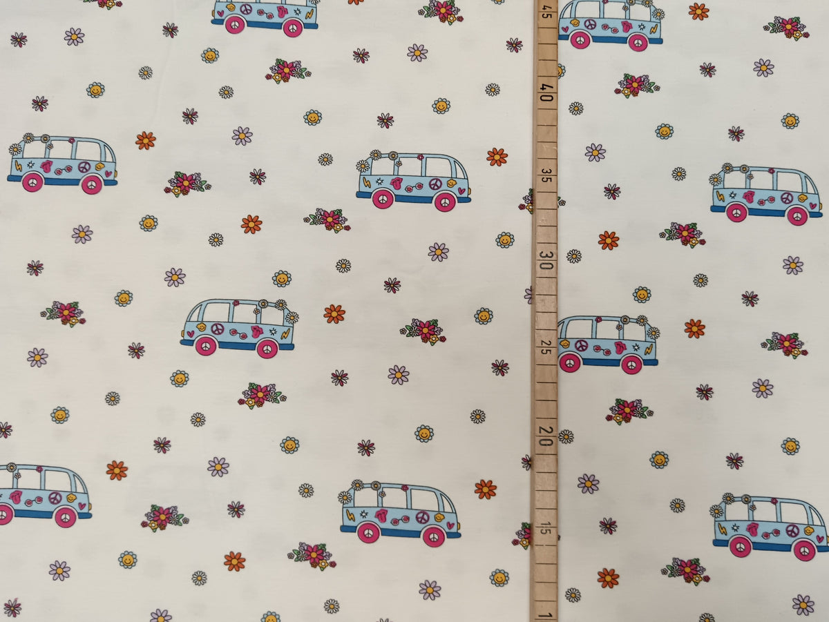 Flower Power - Kinderjersey im 70er Retro Look in weiß mit kleinen Blümchen und Bussen - Modemeter Stoffmarkt