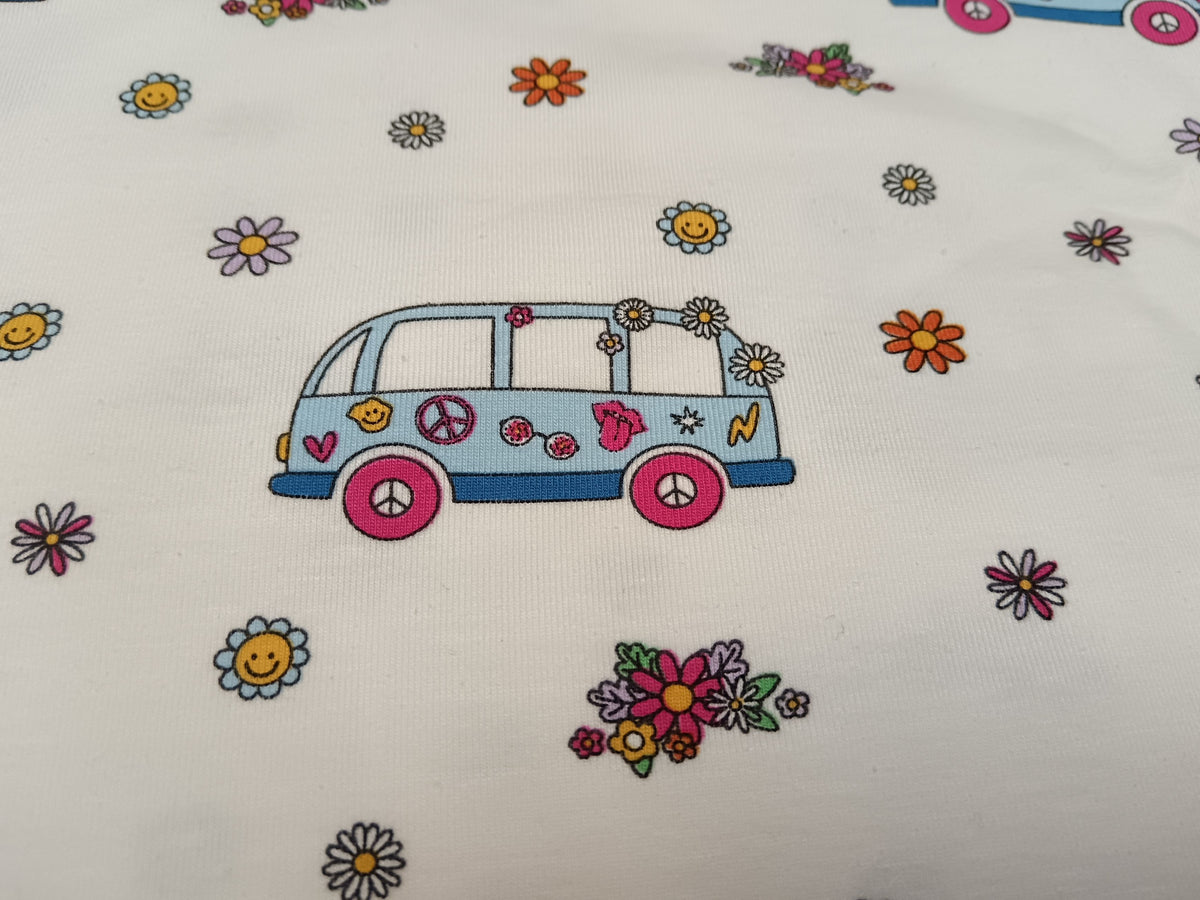 Flower Power - Kinderjersey im 70er Retro Look in weiß mit kleinen Blümchen und Bussen - Modemeter Stoffmarkt