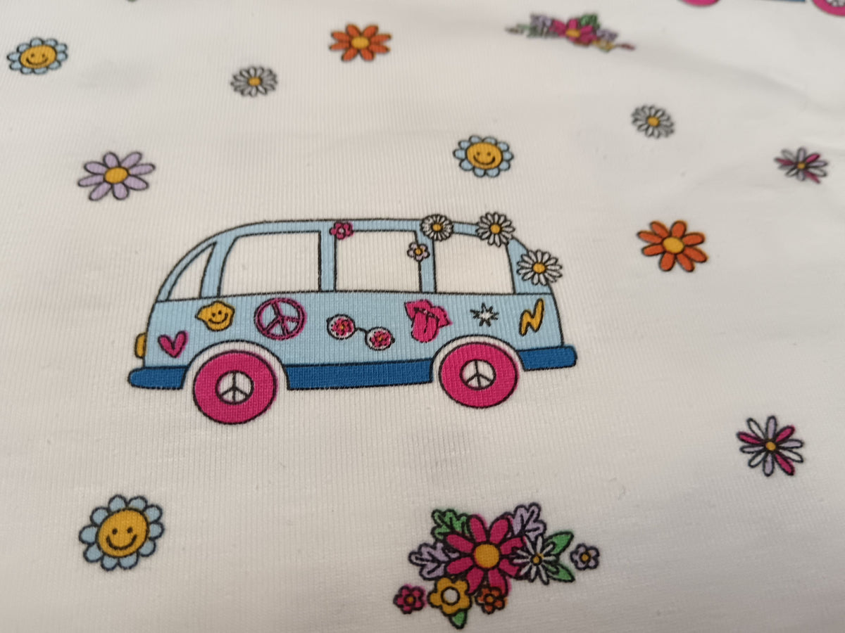 Flower Power - Kinderjersey im 70er Retro Look in weiß mit kleinen Blümchen und Bussen - Modemeter Stoffmarkt