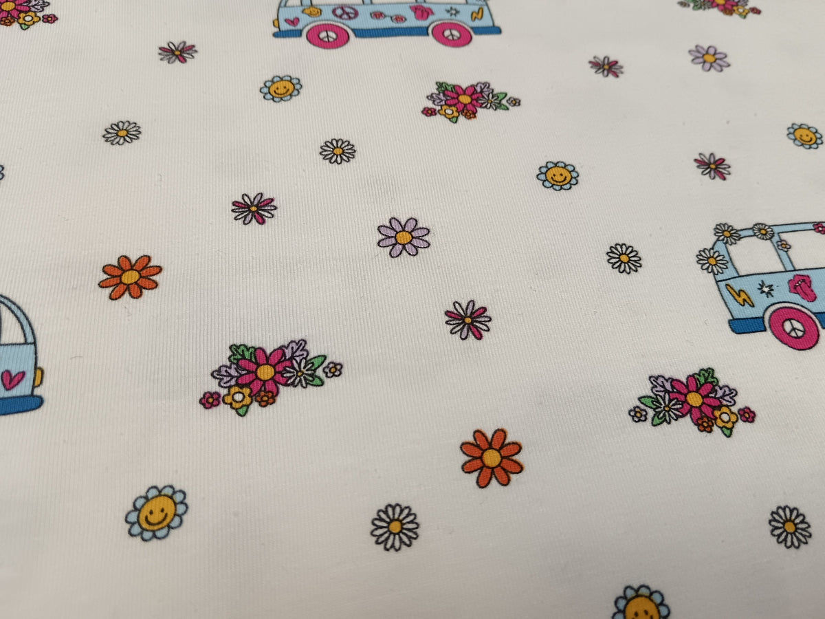 Flower Power - Kinderjersey im 70er Retro Look in weiß mit kleinen Blümchen und Bussen - Modemeter Stoffmarkt