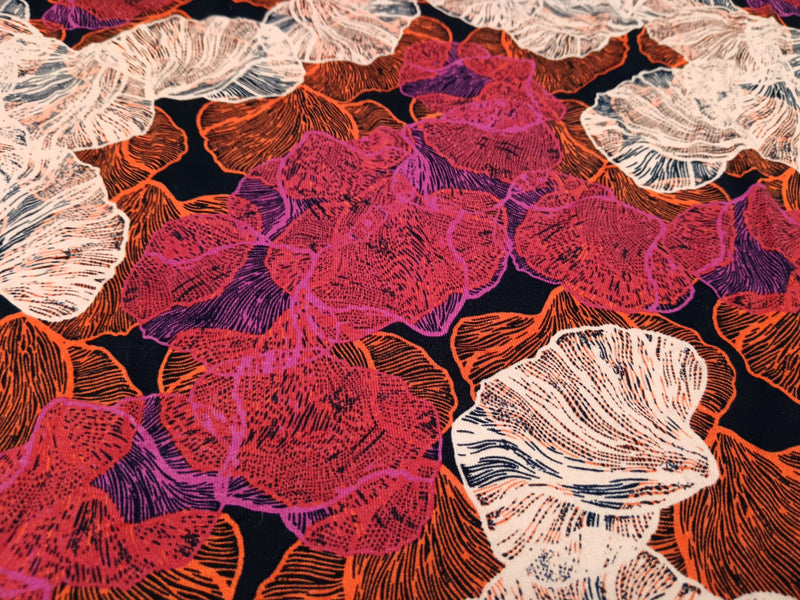 Modischer Damenjersey aus fließender Viskose mit abstrakten Ginkgo Blättern - Modemeter Stoffmarkt