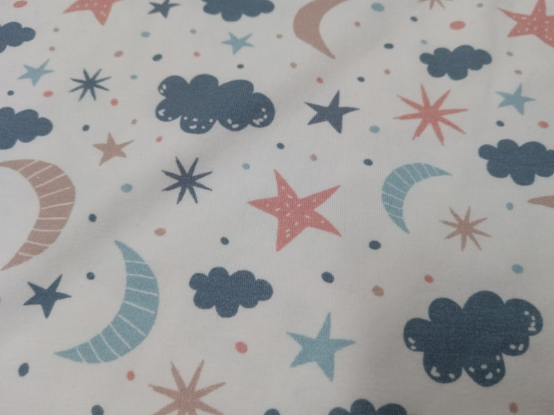 Baumwoll Jersey in ecru mit Wolken, Mond, Sterne in Pastellfarben - Modemeter Stoffmarkt