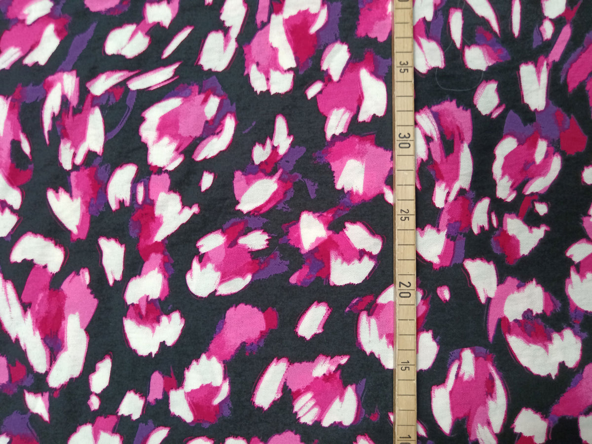 Modischer Blusen- und Kleiderstoff aus Viskose in schwarz mit stilisierten Blüten in fuchsia und weiß - Modemeter Stoffmarkt