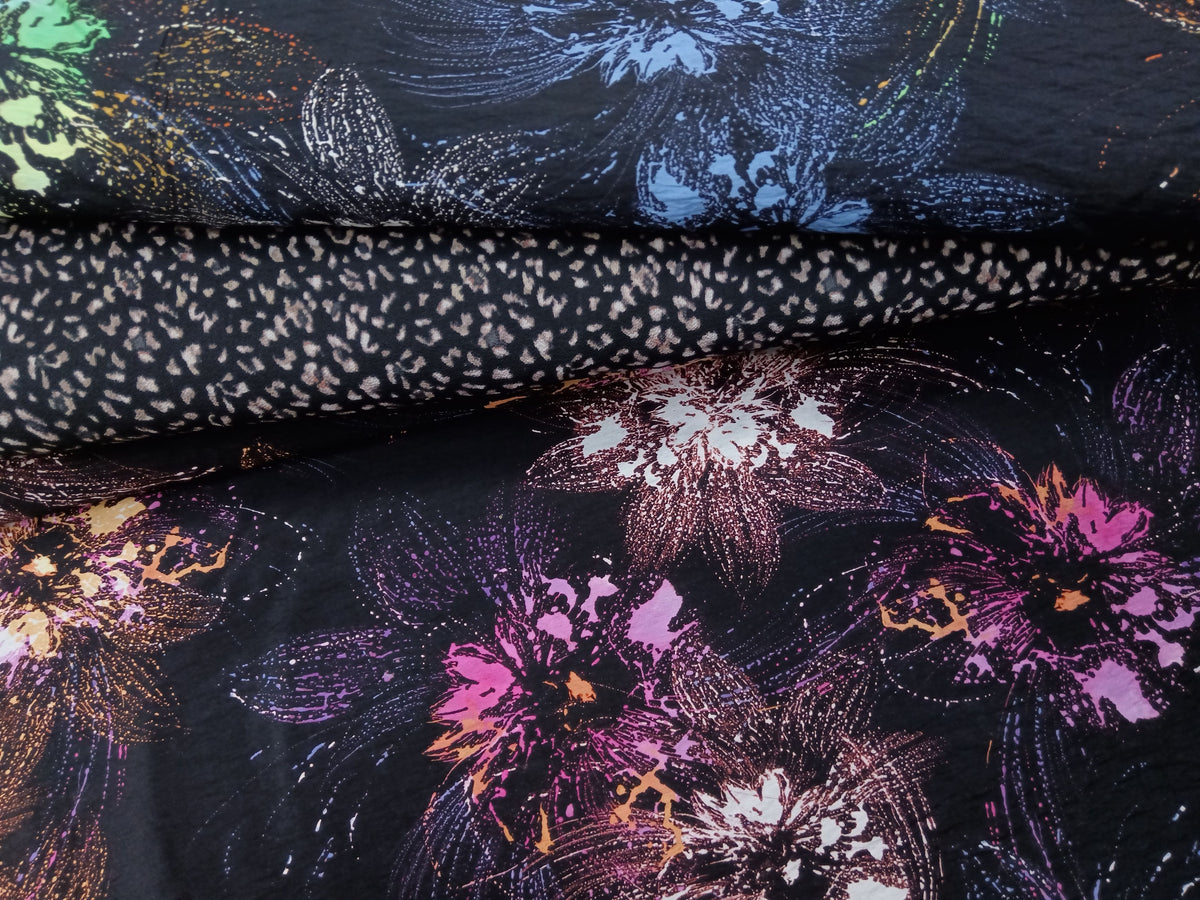 Blusenstoff aus Viskose in schwarz-blau mit lila, beigem Blütendesign - Modemeter Stoffmarkt