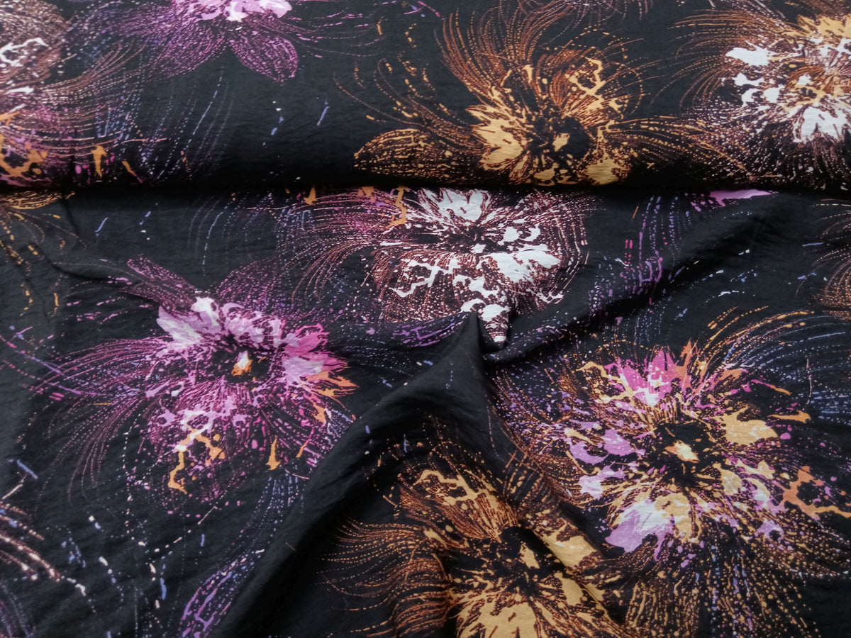 Blusenstoff aus Viskose in schwarz-blau mit lila, beigem Blütendesign - Modemeter Stoffmarkt