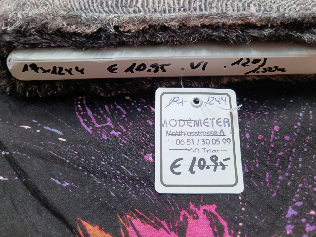 Blusenstoff aus Viskose in schwarz-blau mit lila, beigem Blütendesign - Modemeter Stoffmarkt