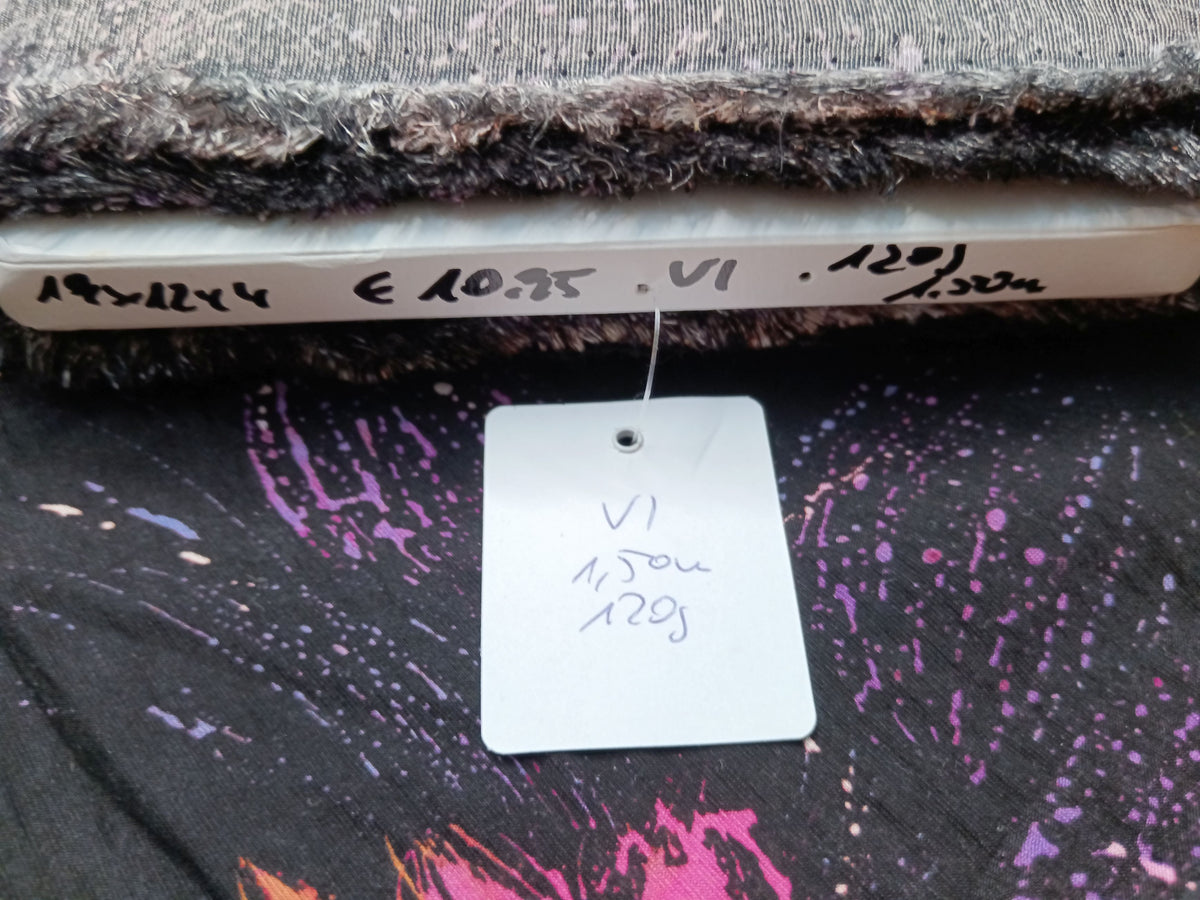 Blusenstoff aus Viskose in schwarz-blau mit lila, beigem Blütendesign - Modemeter Stoffmarkt