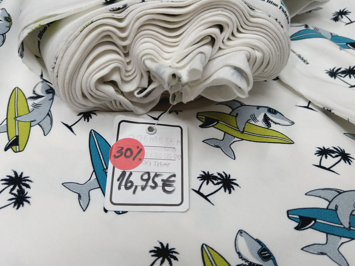Lustiger Baumwolljersey in weiß mit surfenden Haien - Modemeter Stoffmarkt