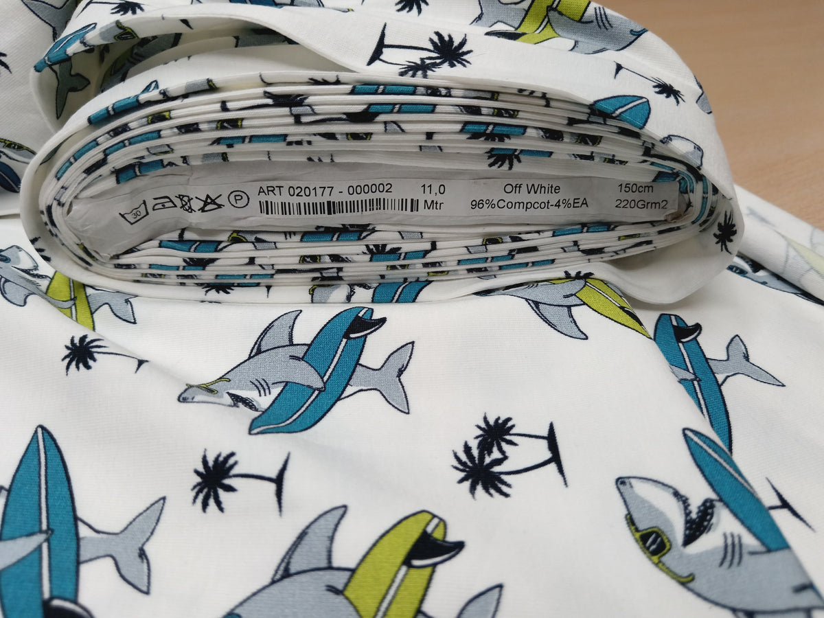Lustiger Baumwolljersey in weiß mit surfenden Haien - Modemeter Stoffmarkt
