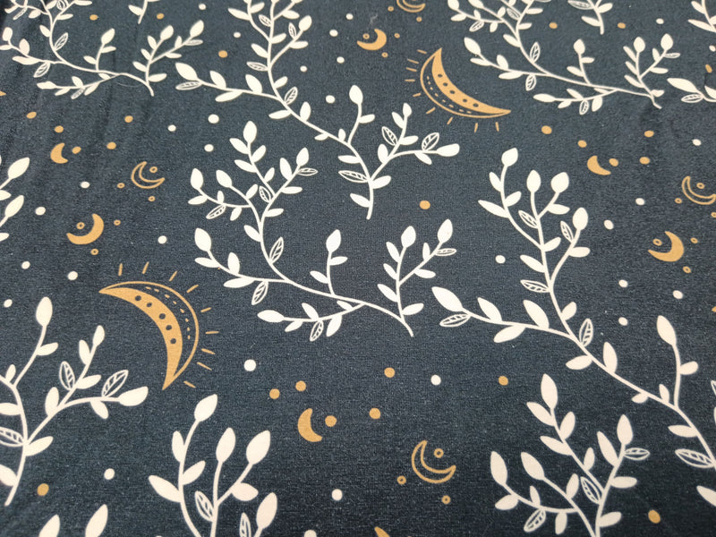Modischer Baumwoll Jersey in dunkelblau mit Zweigen und goldenen Monden - Modemeter Stoffmarkt