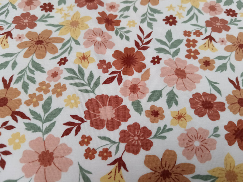Floraler Baumwolljersey in ecru mit bunten, pastellfarbenen Blüten - Modemeter Stoffmarkt