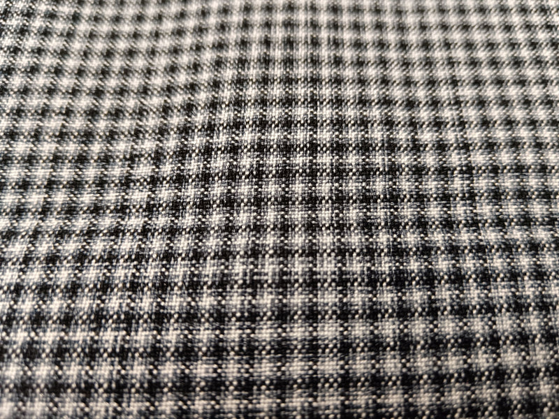 Fließendes Tuch aus Schurwoll Mischgewebe mit kleinem Karo Design in schwarz-weiß - Modemeter Stoffmarkt