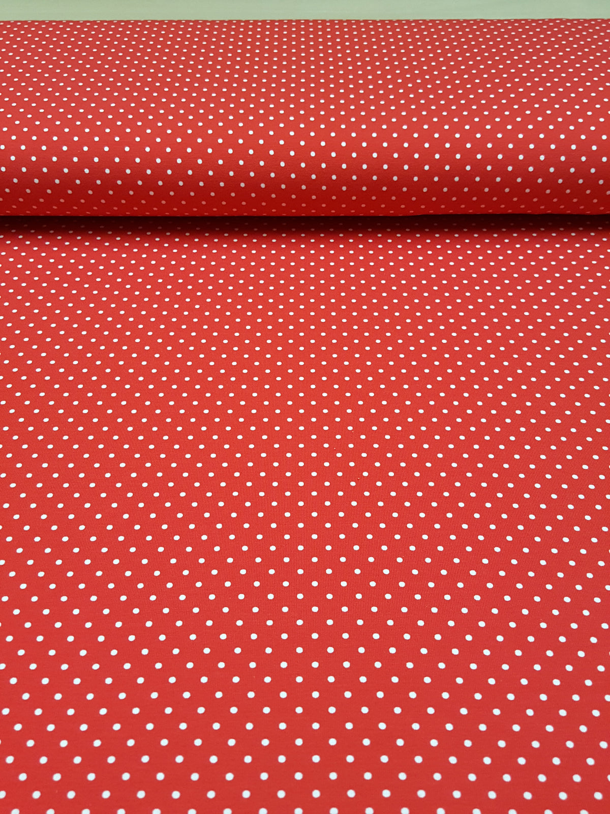 Klassischer Baumwoll Jersey in knallrot mit kleinen weißen Tupfen - Modemeter Stoffmarkt Trier   modemeter.de