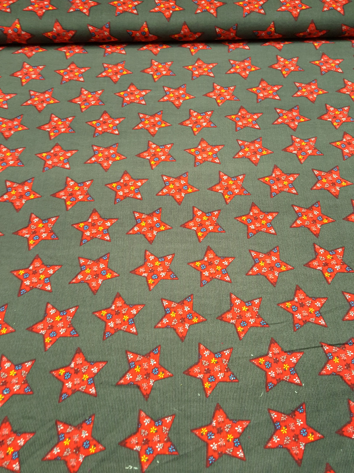 Dunkelgrauer Feincord für Kinder mit roten Sternen und kleinen Blümchen - Modemeter Stoffmarkt Trier   modemeter.de