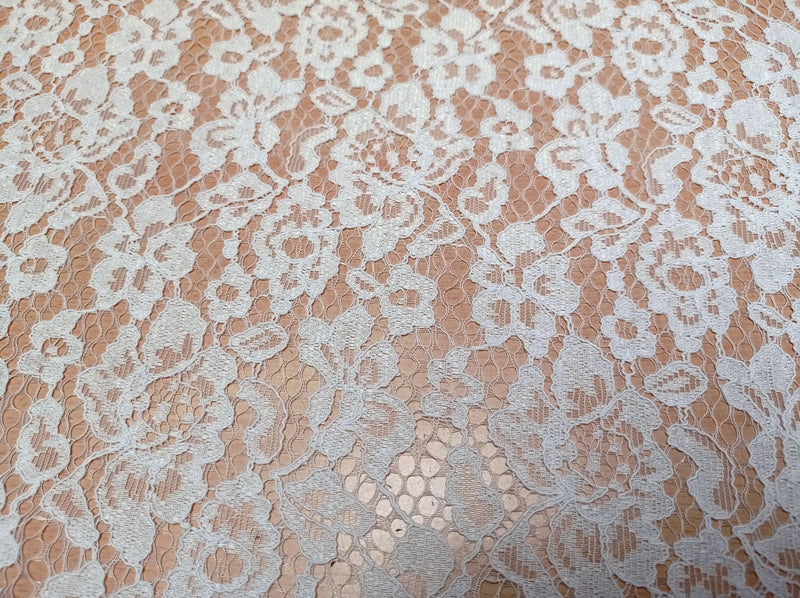 Weiße Spitze mit schönen Blüten und Bogenkante - Modemeter Stoffmarkt Trier   modemeter.de