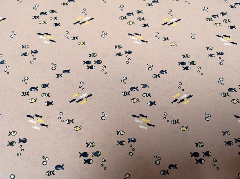 Niedlicher Baumwollstoff (Webware) in sandfarben mit kleinen Fischen - Modemeter Stoffmarkt Trier   modemeter.de