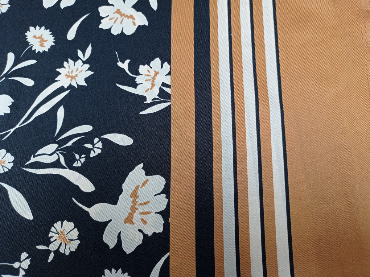 Eleganter Blusenstoff aus Polyester in dunkelblau mit Blumen und schöner Bordüre - Modemeter Stoffmarkt Trier   modemeter.de