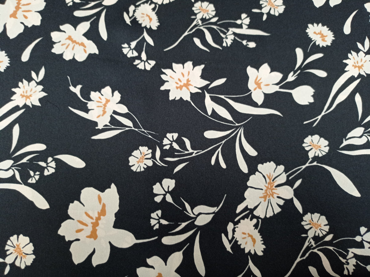 Eleganter Blusenstoff aus Polyester in dunkelblau mit Blumen und schöner Bordüre - Modemeter Stoffmarkt Trier   modemeter.de