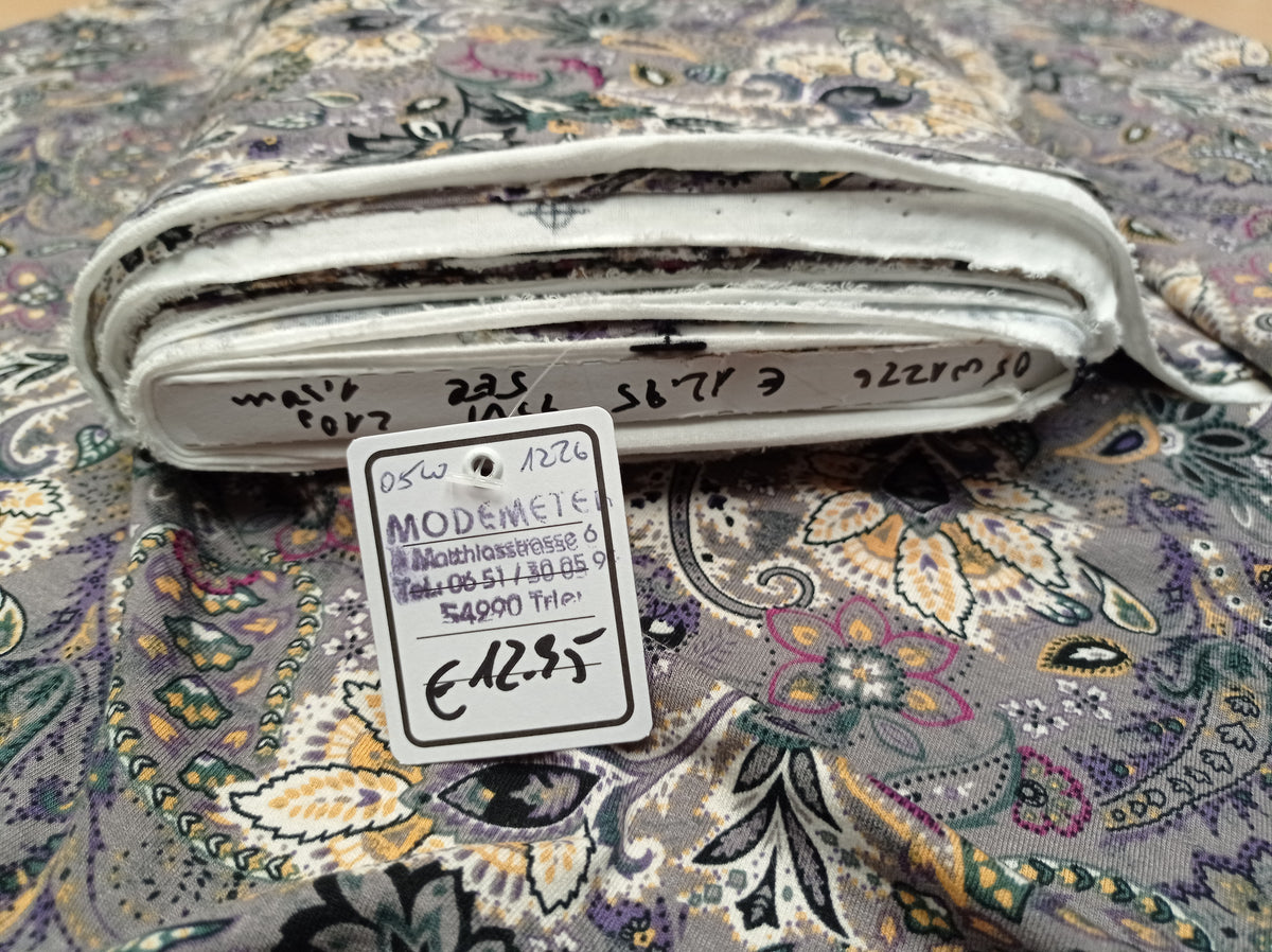 Modischer Viskose Jersey in grau mit Blüten und Paisley Muster - Modemeter Stoffmarkt Trier   modemeter.de