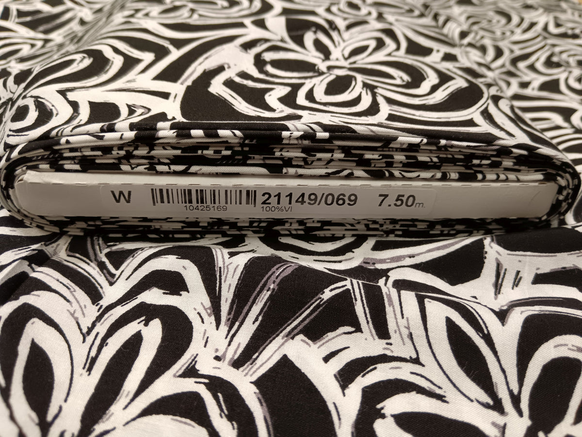 Blusenstoff in schwarz weiß in opulentem Design aus reiner Viskose - Modemeter Stoffmarkt Trier   modemeter.de
