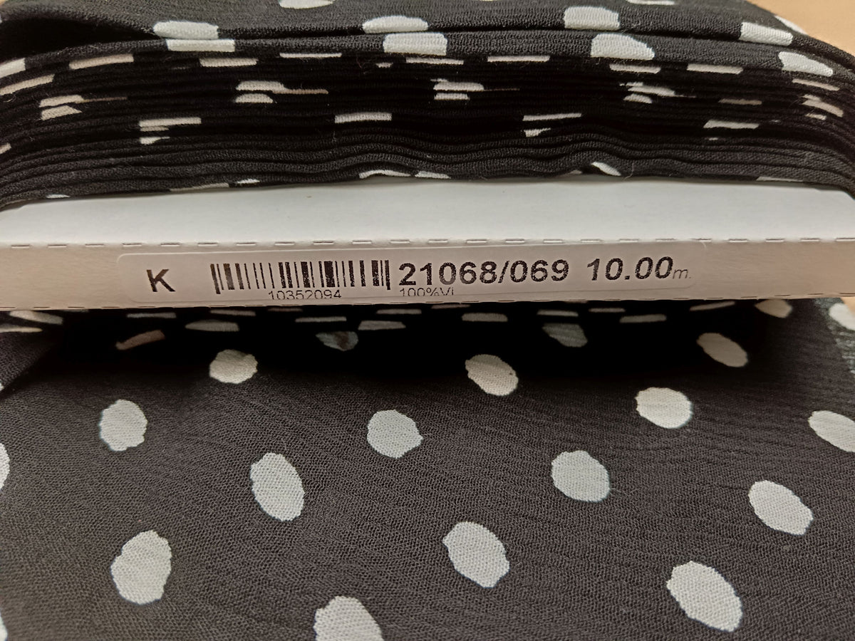 Viskose Crepe im klassischen Design - in schwarz mit weißen Punkten - Modemeter Stoffmarkt Trier   modemeter.de