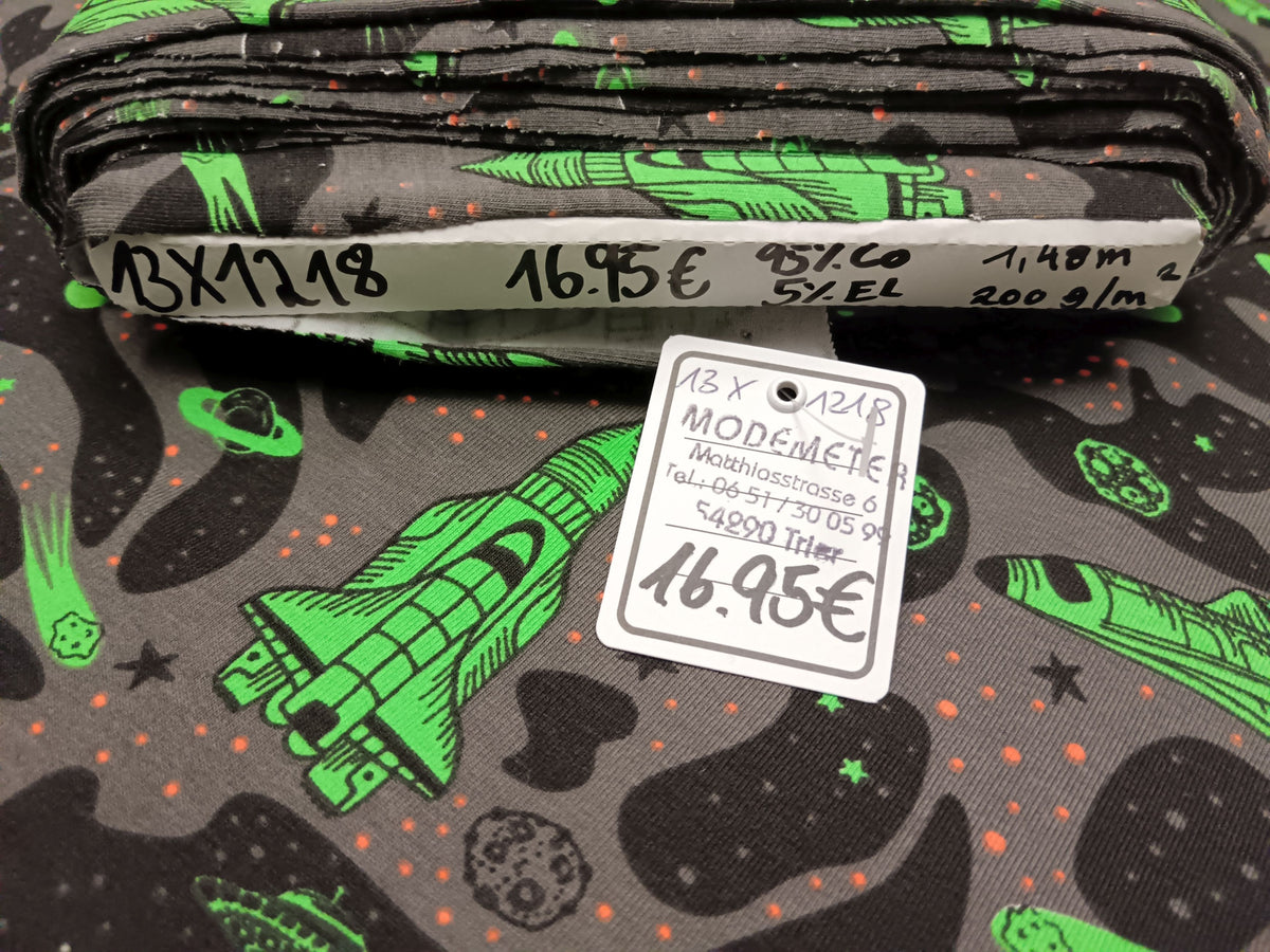 Spaciger Baumwoll Jersey in grau-schwarz mit neon farbenen Raketen und Raumschiffe - Modemeter Stoffmarkt Trier   modemeter.de