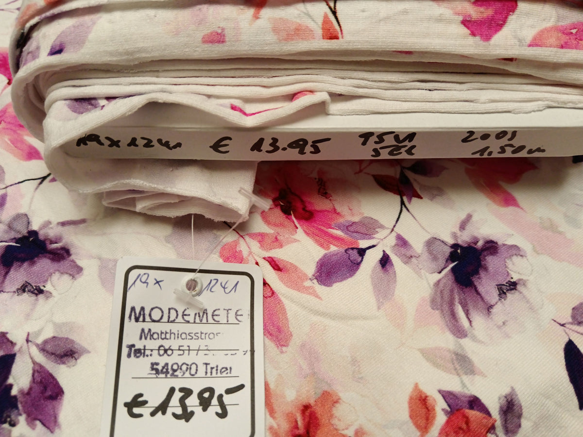 Sommerlicher Modejersey für Damen aus fließender Viskose in weiß mit bunten Blüten - Modemeter Stoffmarkt Trier   modemeter.de