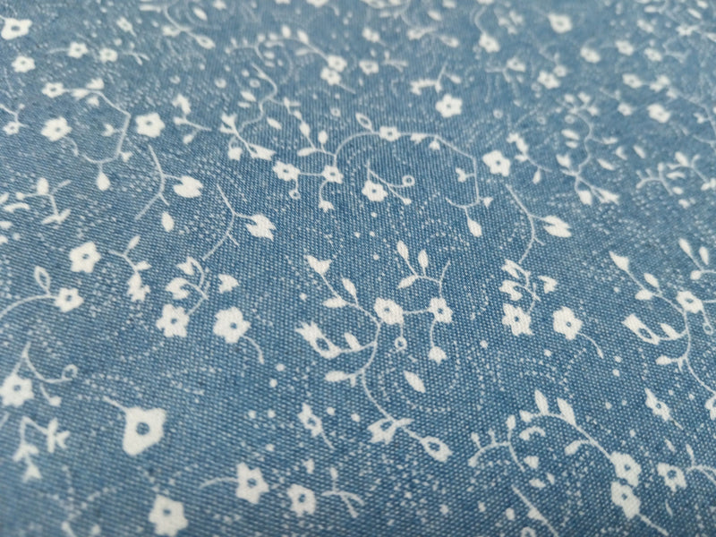Weicher und leichter Blusen Jeans Stoff aus Baumwolle in blau mit Blümchen in ecru - Modemeter Stoffmarkt