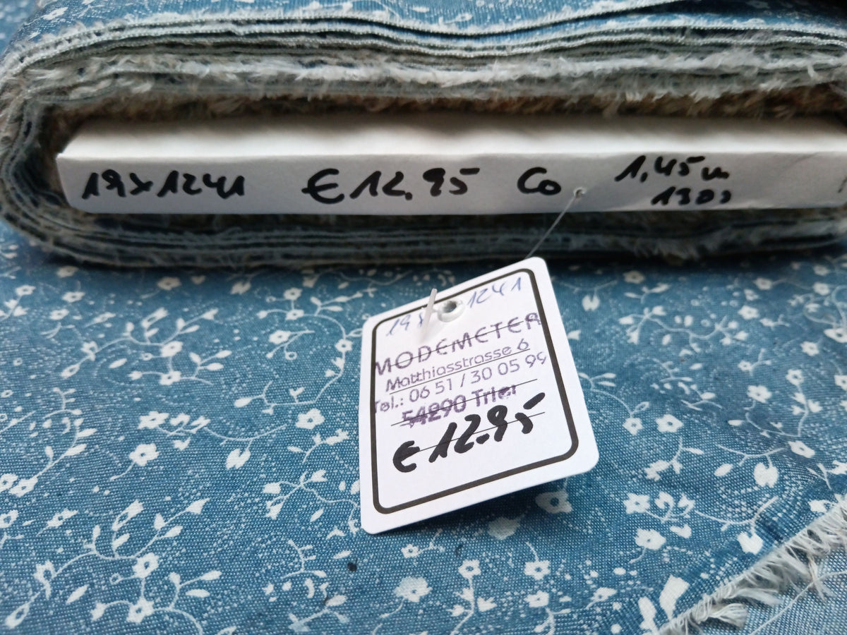 Weicher und leichter Blusen Jeans Stoff aus Baumwolle in blau mit Blümchen in ecru - Modemeter Stoffmarkt