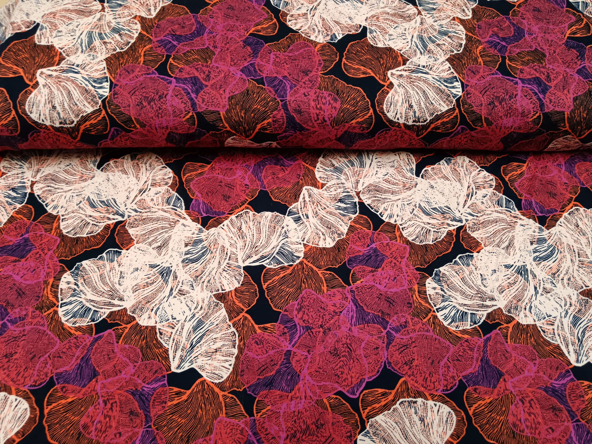Modischer Damenjersey aus fließender Viskose mit abstrakten Ginkgo Blättern - Modemeter Stoffmarkt