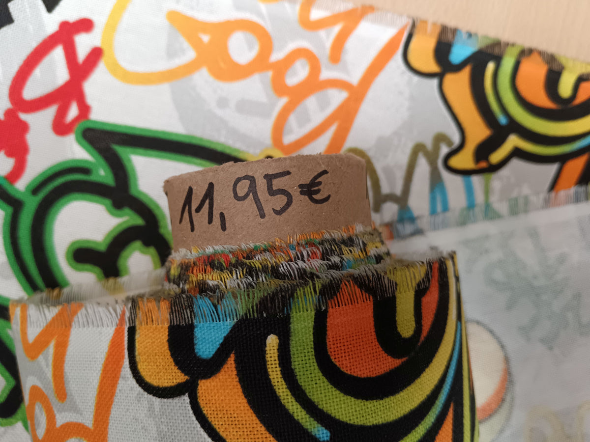 Toller Dekostoff Graffiti aus stabilem Baumwoll Mischgewebe in weiß bunt - Modemeter Stoffmarkt