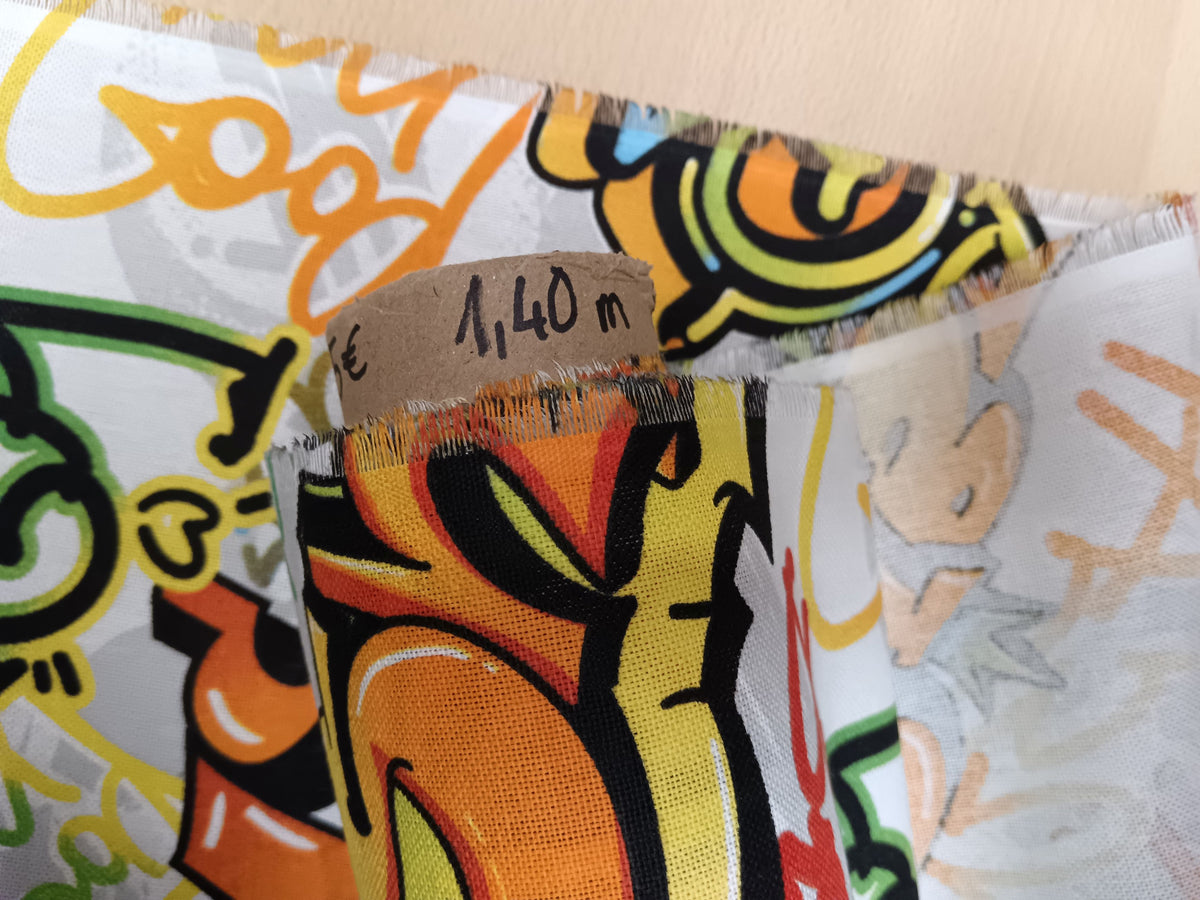 Toller Dekostoff Graffiti aus stabilem Baumwoll Mischgewebe in weiß bunt - Modemeter Stoffmarkt