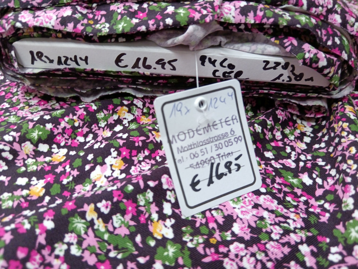 Wunderschön und floral verspielt - Baumwoll Jersey mit elegantem Blütendesign - Modemeter Stoffmarkt