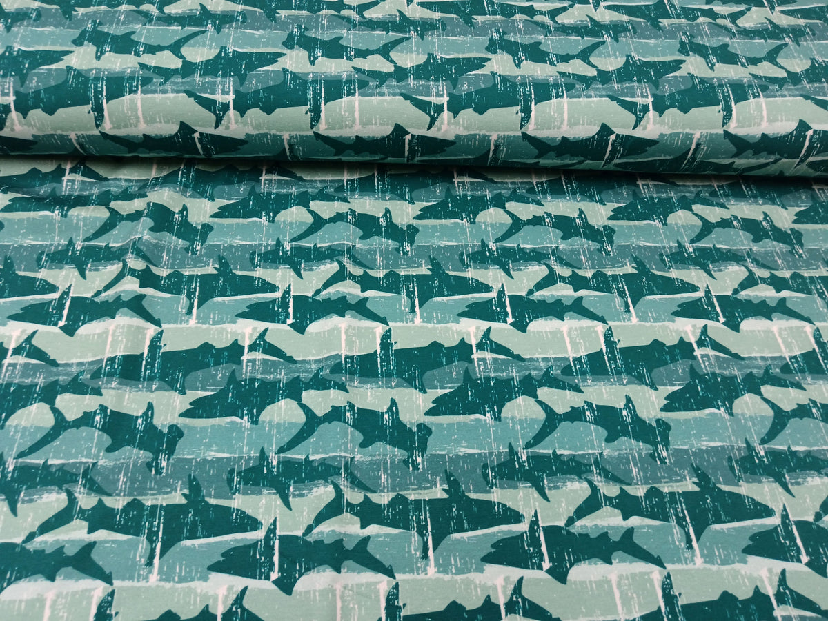 Maritimer Baumwoll Jersey in blau-grün mit Haien - digital bedrukt
