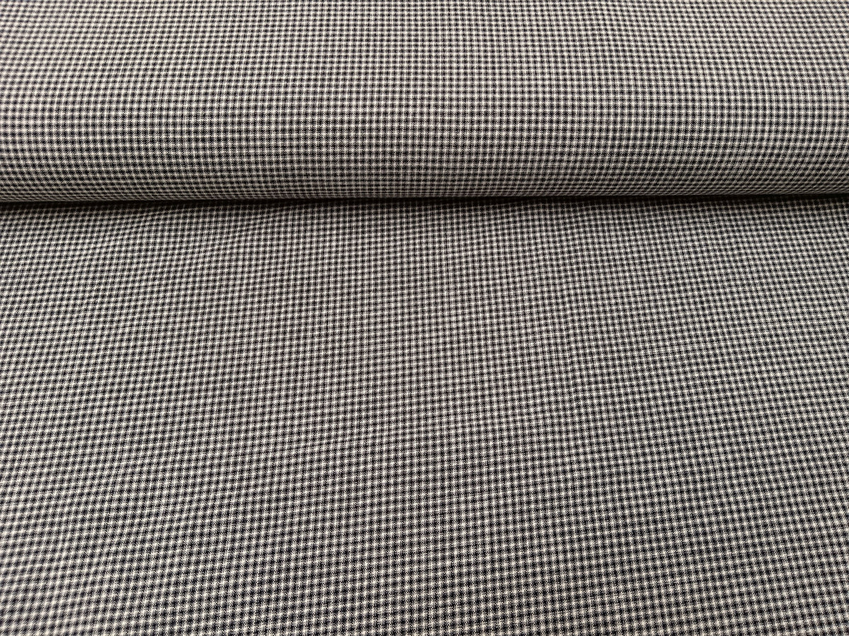 Fließendes Tuch aus Schurwoll Mischgewebe mit kleinem Karo Design in schwarz-weiß
