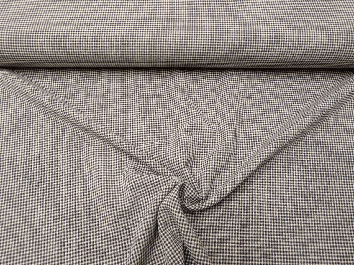 Fließendes Tuch aus Schurwoll Mischgewebe mit kleinem Karo Design in schwarz-weiß