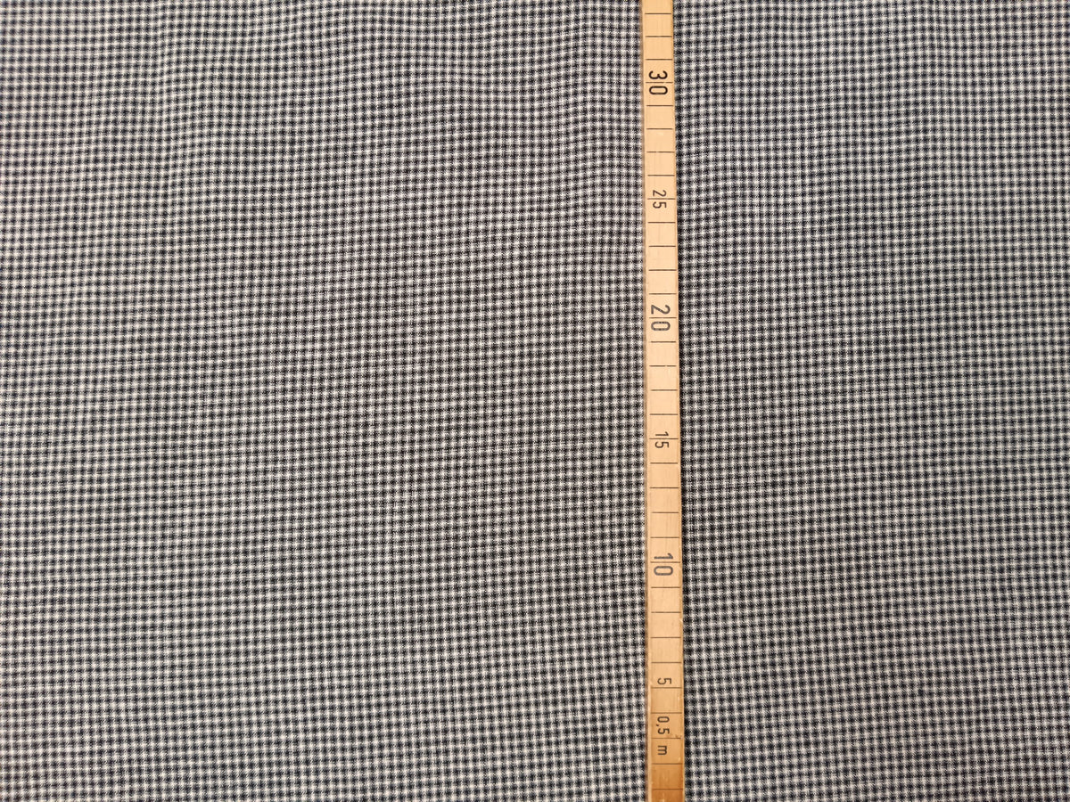 Fließendes Tuch aus Schurwoll Mischgewebe mit kleinem Karo Design in schwarz-weiß