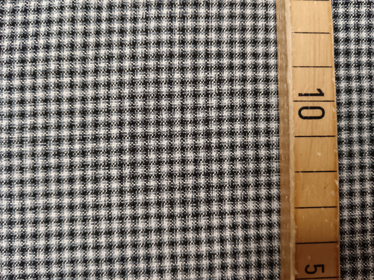 Fließendes Tuch aus Schurwoll Mischgewebe mit kleinem Karo Design in schwarz-weiß
