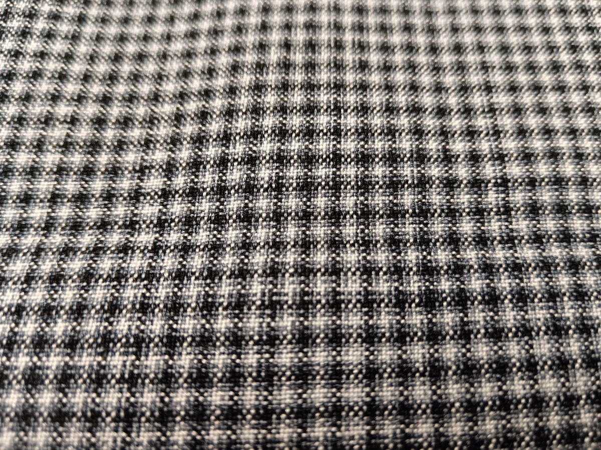 Fließendes Tuch aus Schurwoll Mischgewebe mit kleinem Karo Design in schwarz-weiß