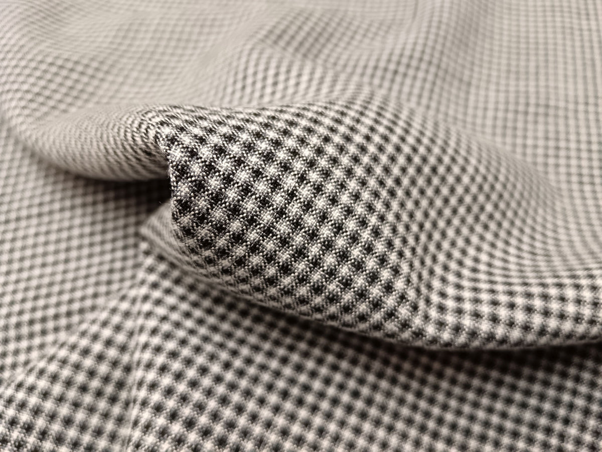 Fließendes Tuch aus Schurwoll Mischgewebe mit kleinem Karo Design in schwarz-weiß