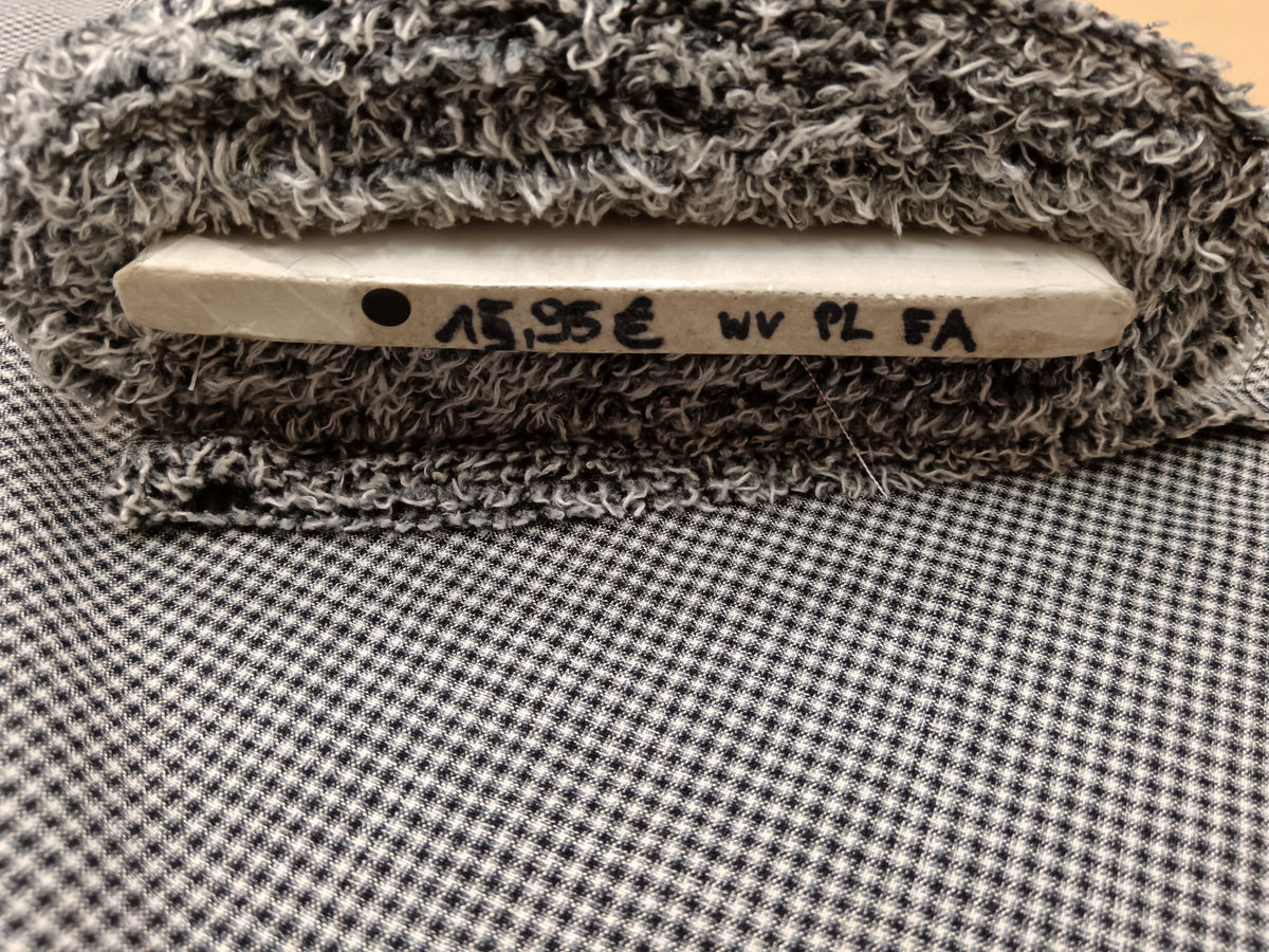 Fließendes Tuch aus Schurwoll Mischgewebe mit kleinem Karo Design in schwarz-weiß
