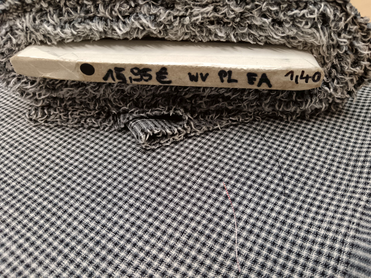 Fließendes Tuch aus Schurwoll Mischgewebe mit kleinem Karo Design in schwarz-weiß