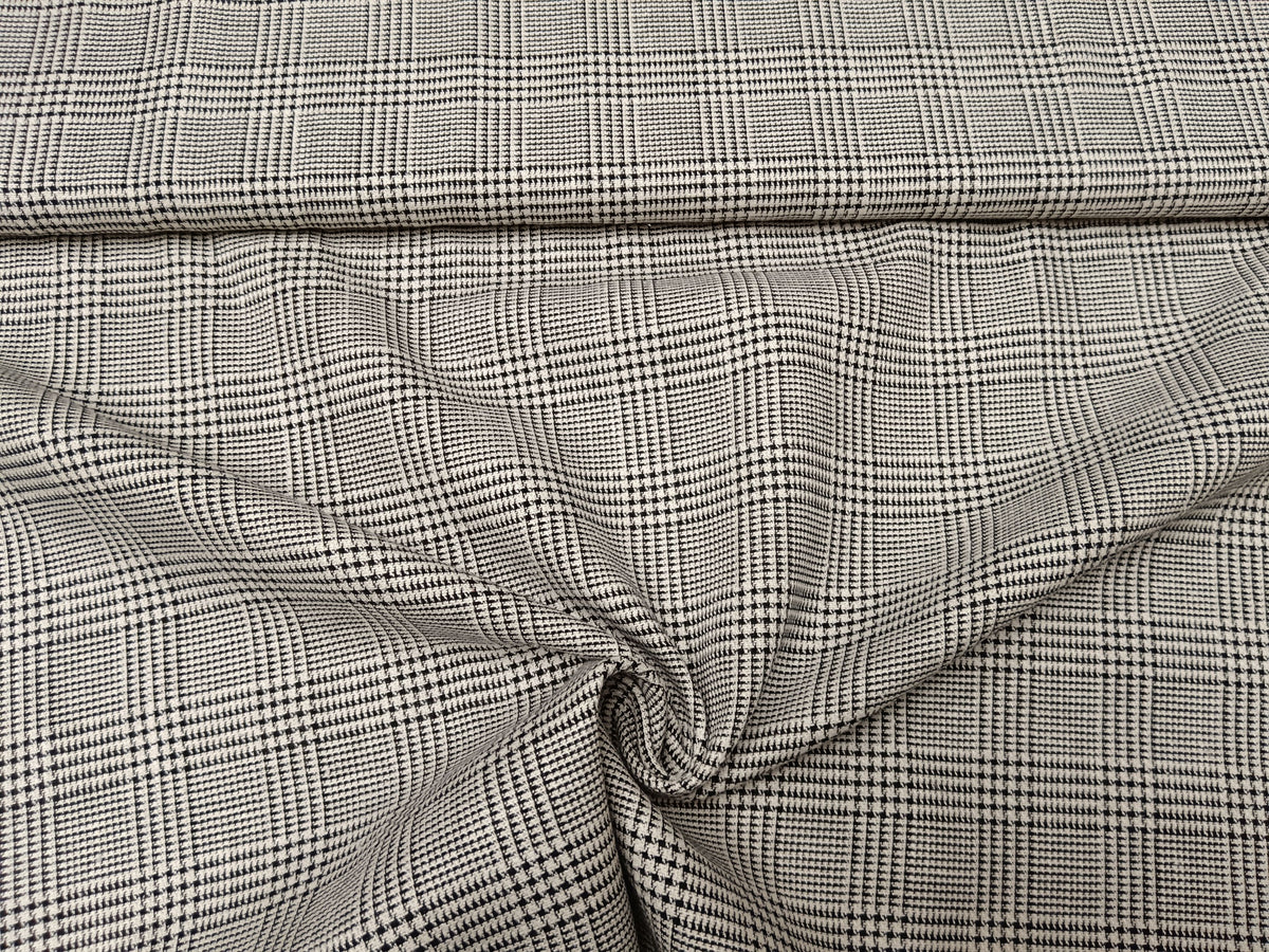 Elegantes Tuch aus Polyester-Viskose Mischgewebe im Karodesign in schwarz-weiß
