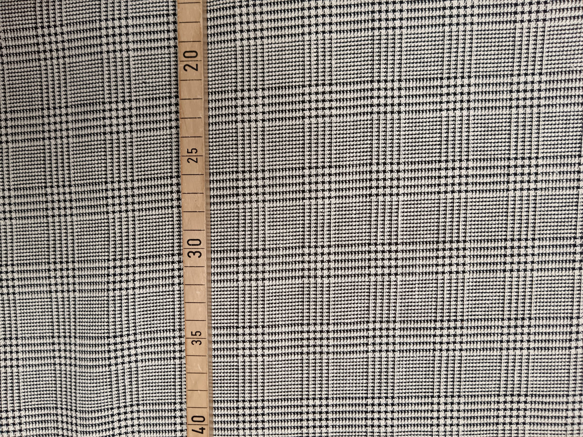 Elegantes Tuch aus Polyester-Viskose Mischgewebe im Karodesign in schwarz-weiß