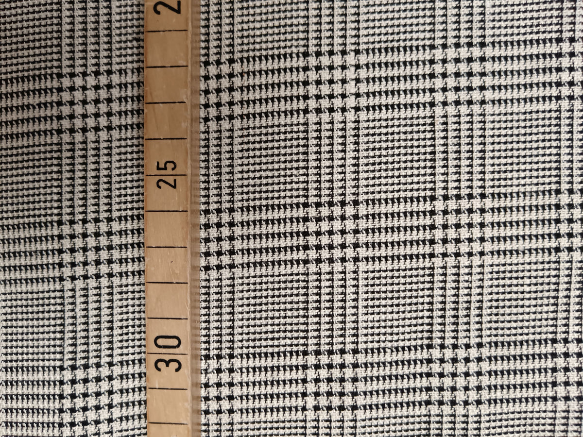Elegantes Tuch aus Polyester-Viskose Mischgewebe im Karodesign in schwarz-weiß