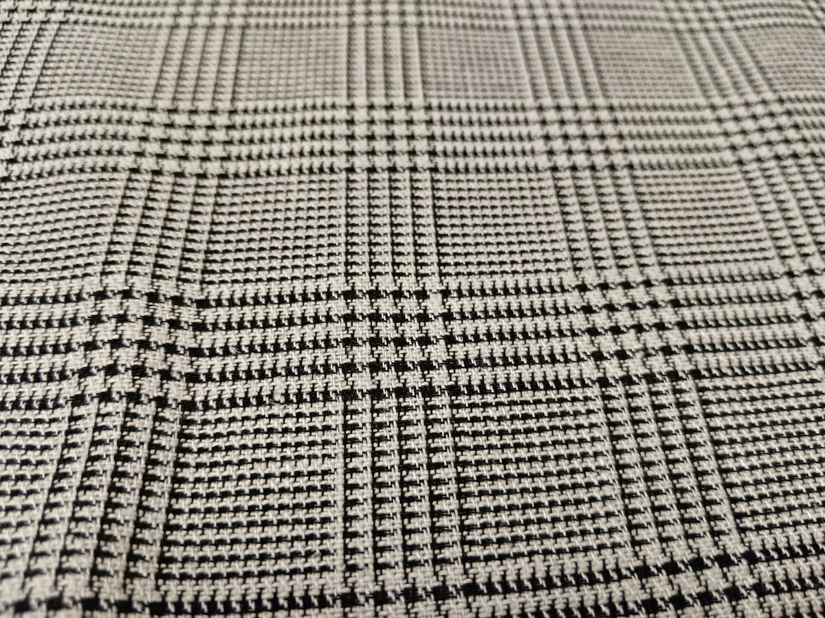 Elegantes Tuch aus Polyester-Viskose Mischgewebe im Karodesign in schwarz-weiß