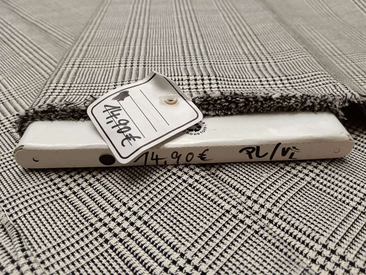 Elegantes Tuch aus Polyester-Viskose Mischgewebe im Karodesign in schwarz-weiß