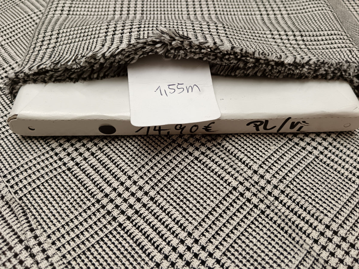 Elegantes Tuch aus Polyester-Viskose Mischgewebe im Karodesign in schwarz-weiß